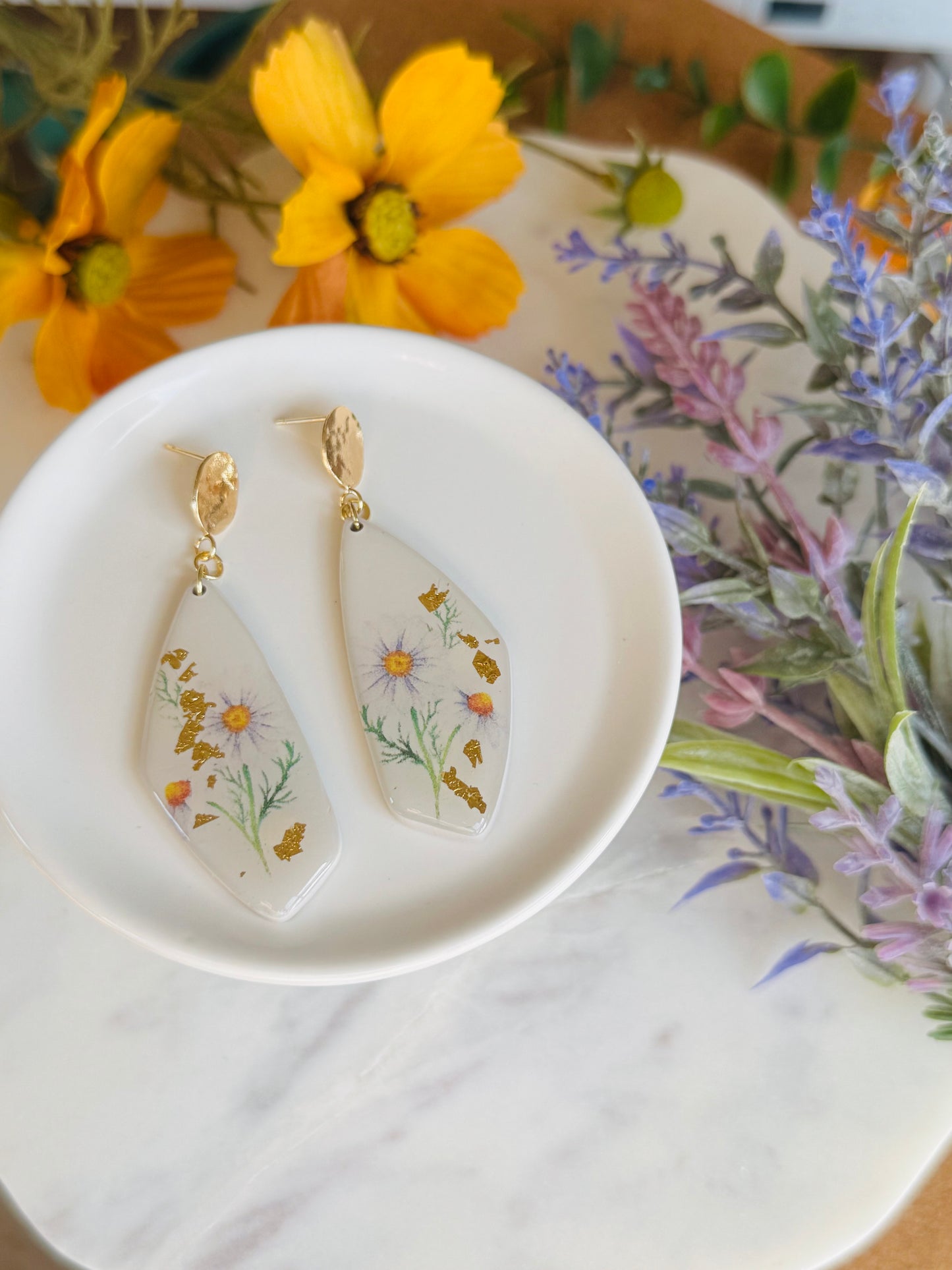 Birth Flower Earrings - April Daisy
